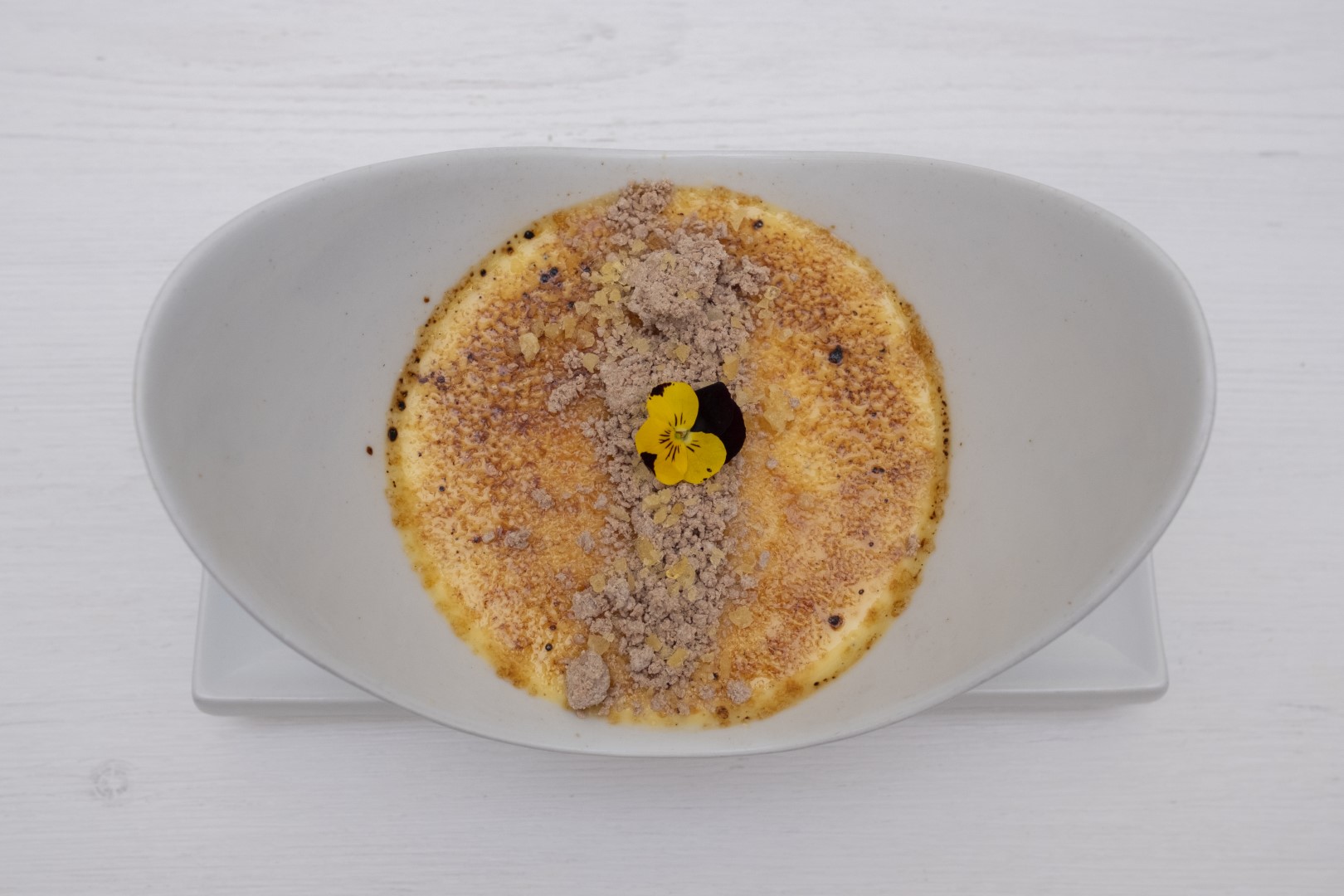 Crème brûlèe, con arena de avellana y Peta Zeta, uno de sus postres para un perfecto final. © La Cuchara de San Lorenzo
