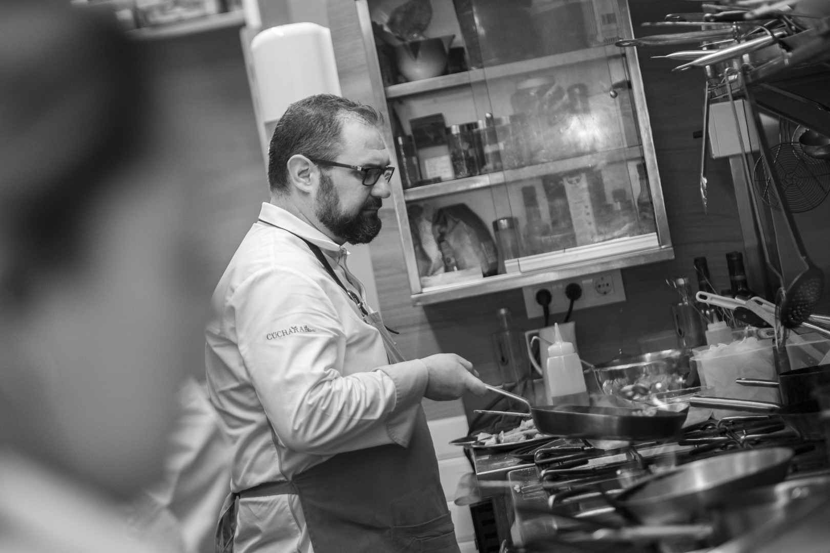 El chef, Paco López, cocinando en la partida de calientes. © La Cuchara de San Lorenzo