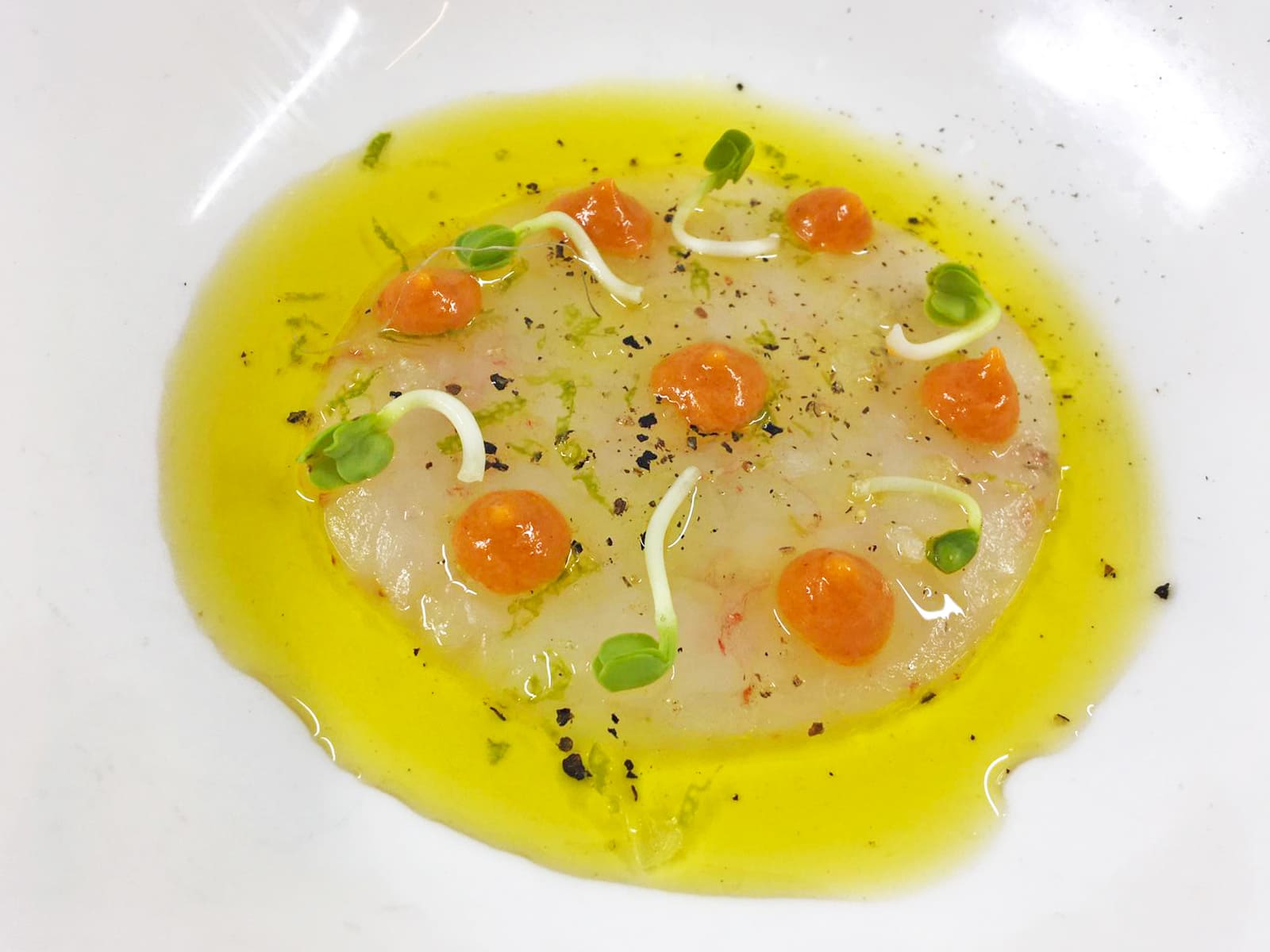 Carpaccio de gambas, con salmorejo de su coral y rabanito picante. © La Cuchara de San Lorenzo