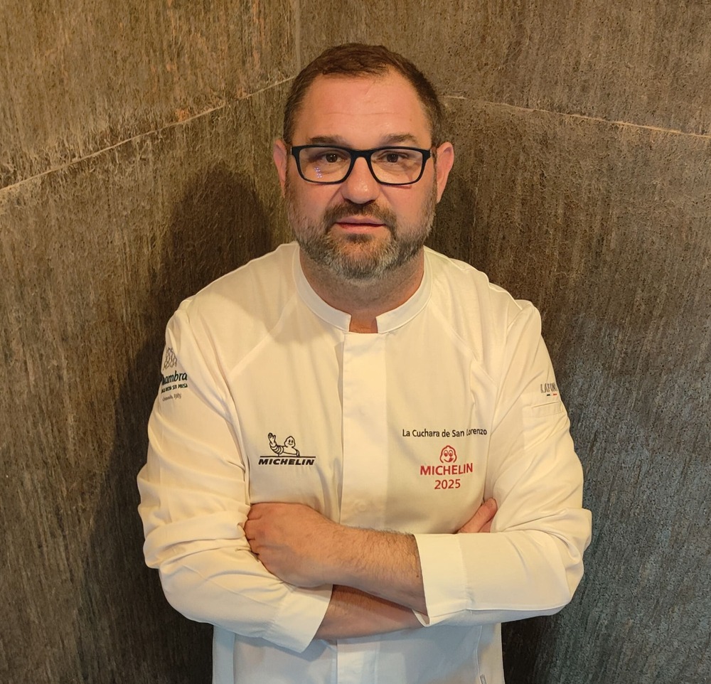 El chef Paco López, posando con nuestra chaquetilla Bib Gourmand 2025. © La Cuchara de San Lorenzo