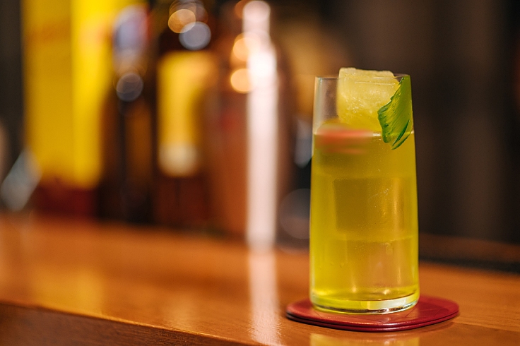 This cocktail is crafted with fresh Thai ingredients, featuring Mekhong — “The Spirit of Thailand.” (© Anuwat Senivansa Na Ayudhya/ MICHELIN Guide Thailand)