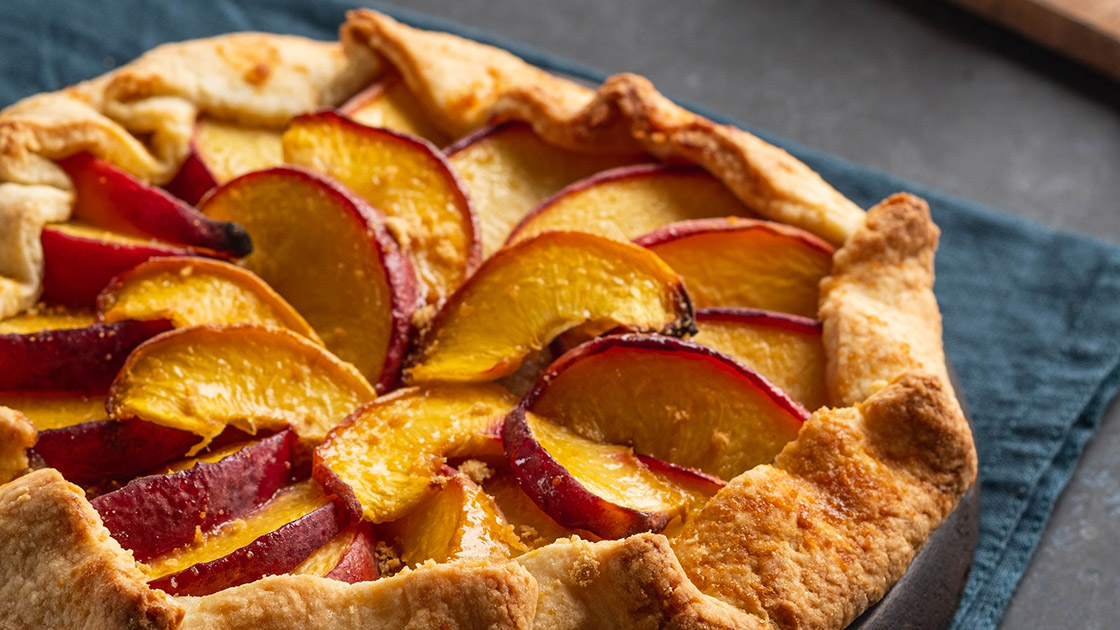 Une bière blonde accompagnera parfaitement une tarte aux pêches. © Harahliad/iStock
