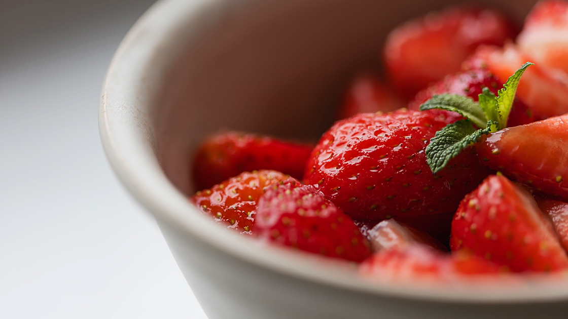 Avec les fraises, la sommelière recommande par exemple les Gamay du Beaujolais © Wirestock/iStock