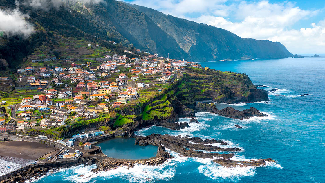 Paisagem do Seixal, onde a terra e o Atlântico se encontram para formar belas piscinas naturais. © Aleh Varanishcha/iStock