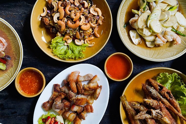 ร้านน้ำย้อยที่ได้รับรางวัลบิบ กูร์มองด์ (© Jason Lang/ MICHELIN Guide Thailand)