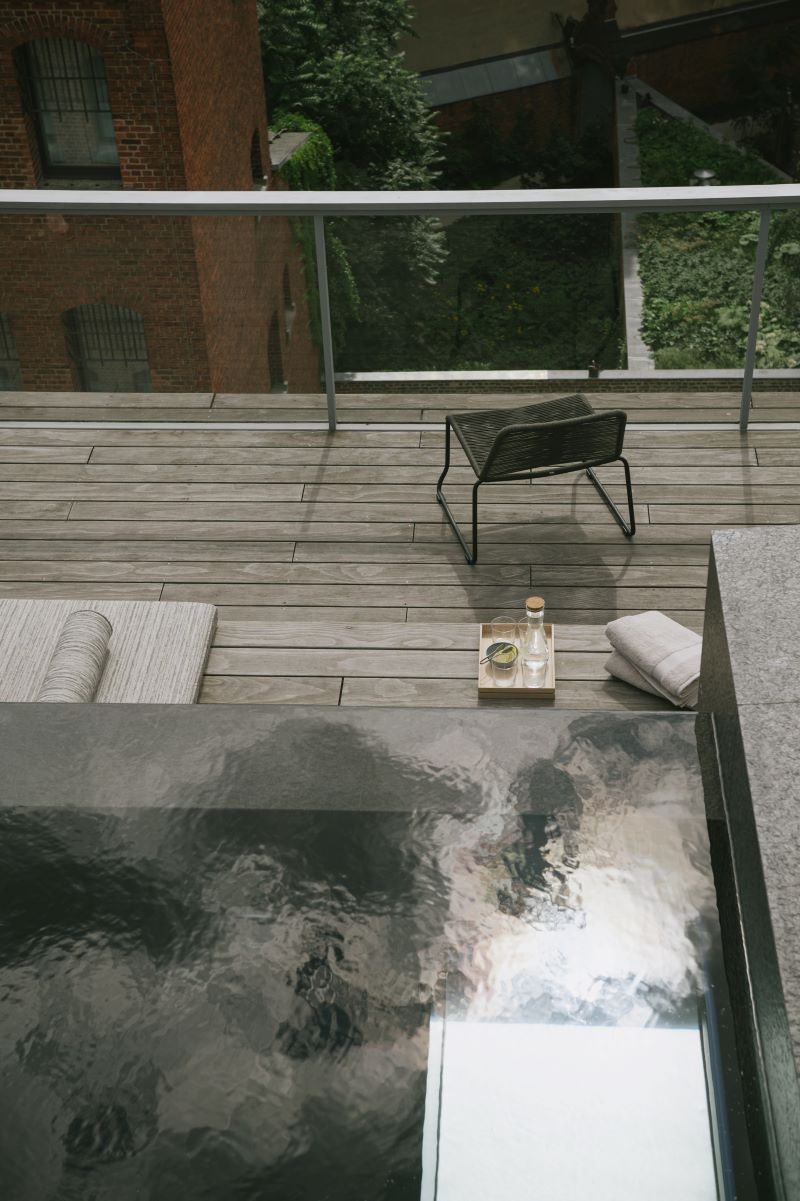 Erfrischender Pool auf der Dachterrasse, wenige Schritte von der Sauna entfernt © Wilmina Hotel