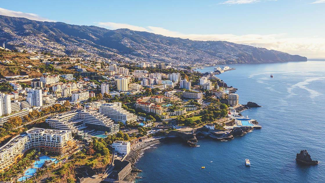 Vista da baía do Funchal, capital da Madeira. © pawel.gaul/iStock