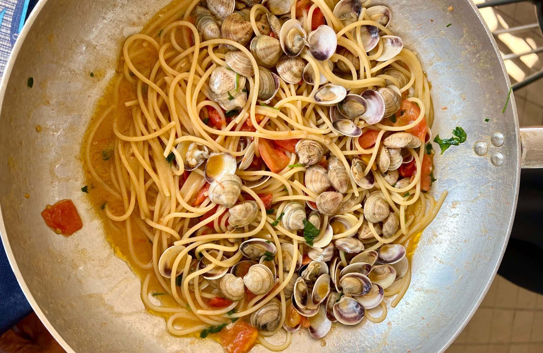 Padella di spaghetti alle vongole