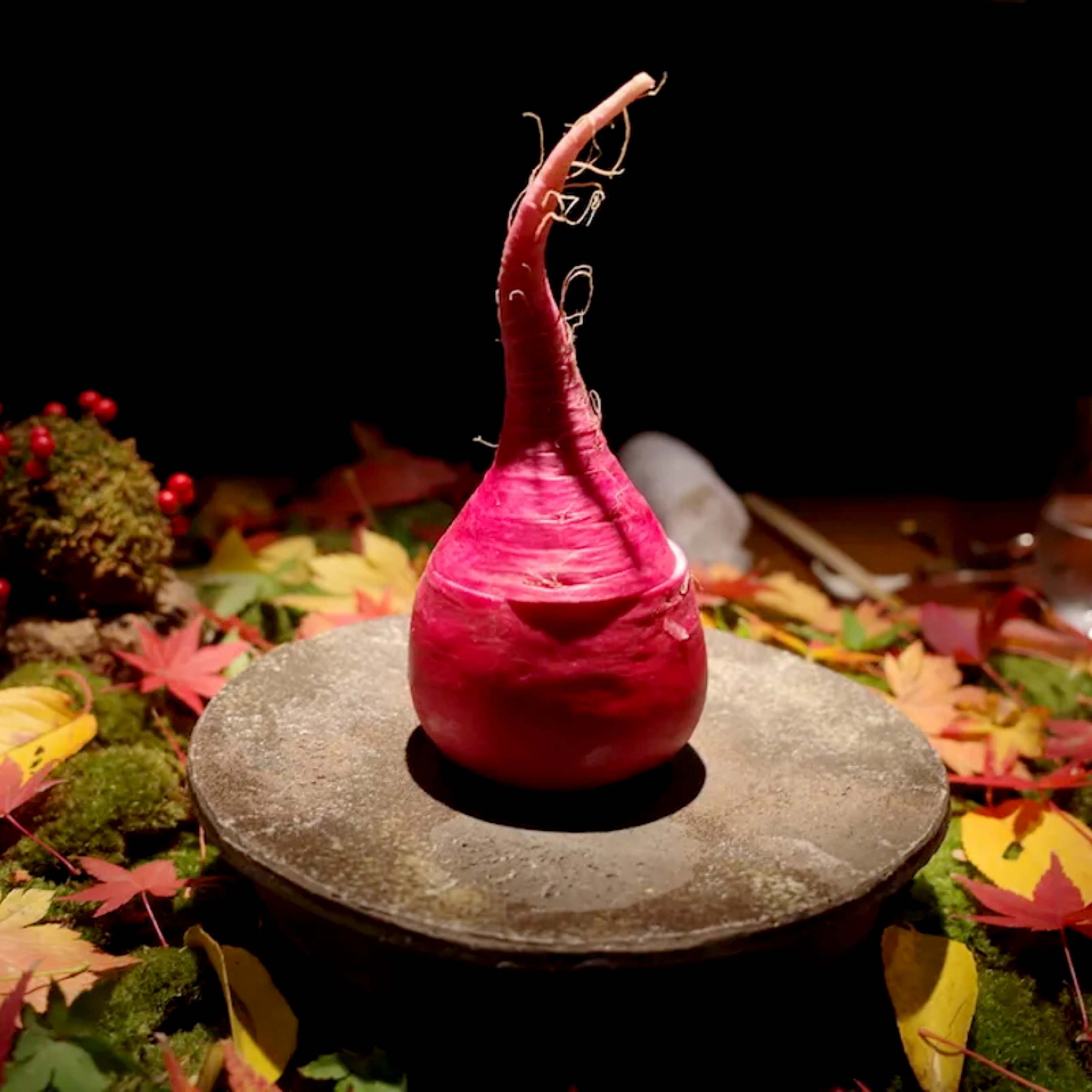Koyo table decoration at the restaurant Chef’s Table by Katsuhito Inoue. © The MICHELIN Guide