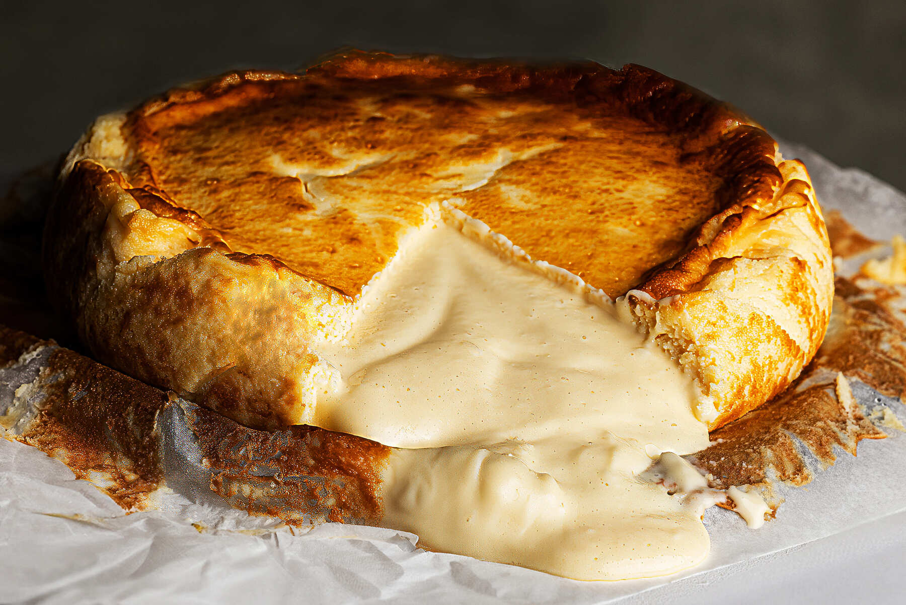 Su cremosísima Tarta de queso estilo vasco, una especialidad que nos habla de los inicios del chef en San Sebastián y que tiene un color especial al utilizar huevos de corral. © Juan José Gonzalez Vega/La Trébede