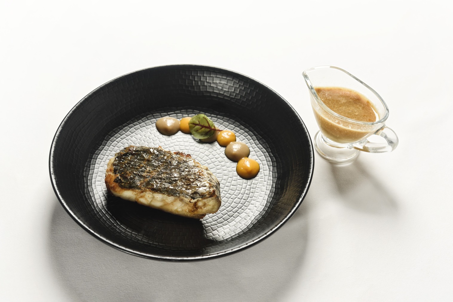 Corvina y su fumet, parmentier de cebolla y zanahoria. © Esparza Fotógrafo/De Loreto