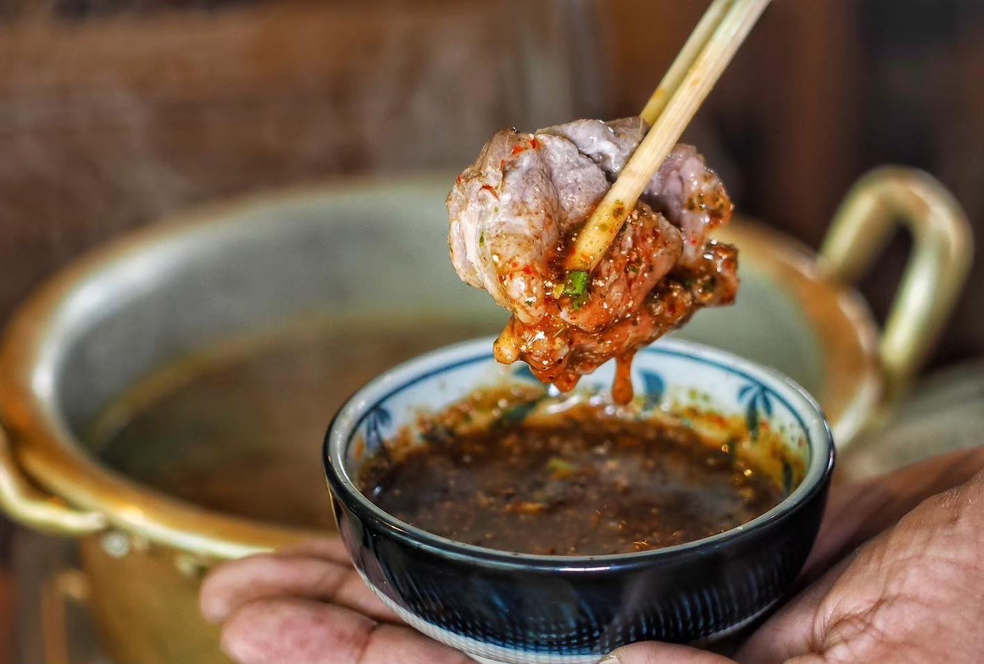 Jaew dipping sauce is an essential component to jaew hon. The praise for good sauce is “khom am lam” (© Kampun Gai Yang)