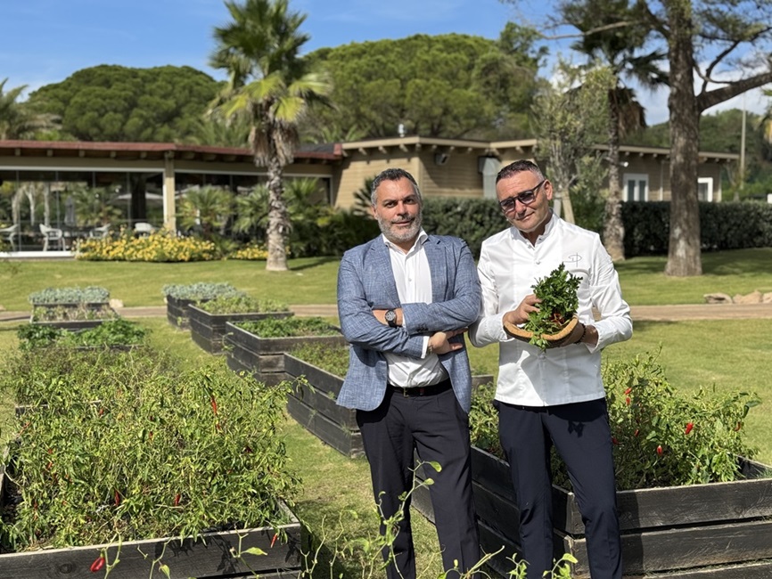 Il direttore Vito Spalluto e lo chef Pasquale D_Ambrosio nell_orto diffuso del resort_credit_Annalisa Cavaleri
