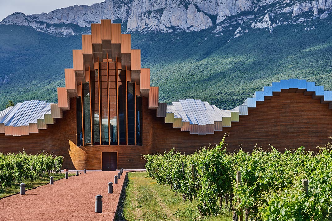 Bodegas Ysios (Rioja Alavesa), diseñadas por el arquitecto Santiago Calatrava. © Consejo Regulador DOCa Rioja