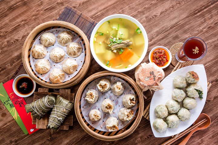 滬舍餘味（南屯）的小籠包與招牌鮮肉生煎、翡翠生煎等各式美食，引人入勝。（©滬舍餘味（南屯））