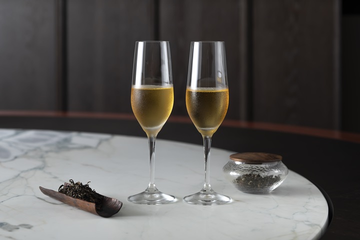 At One-MICHELIN-Star restaurant YUENJI, tea experts carefully pair brews with each dish throughout the meal. (©YUENJI)