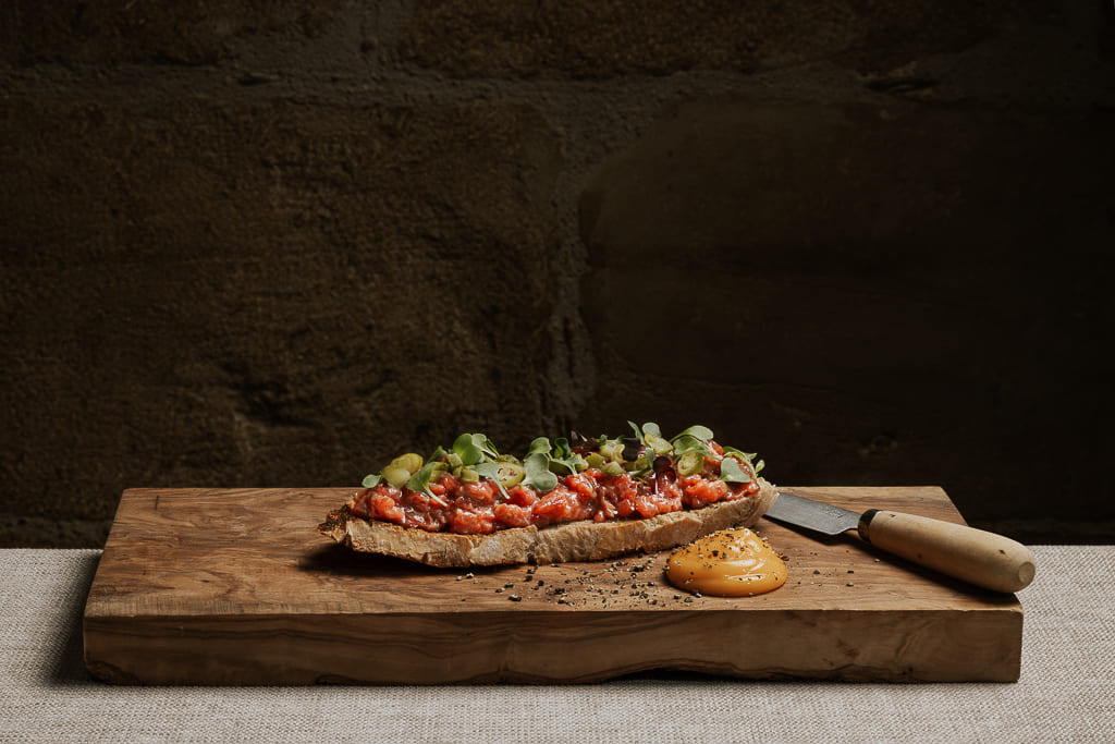 Tosta emblemática del restaurante Los Caños, parada imprescindible en Haro (Rioja Alta). © MARIO URKIAGA/Los Caños