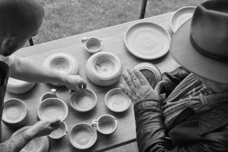 Head Chef István Akács and Potter Stván Berta discussing their custom-made plates and dishes (© Pajta)