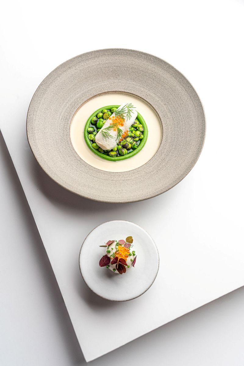 Turbot served with teardrop peas and accompanied by a ballotine. © hub.praga