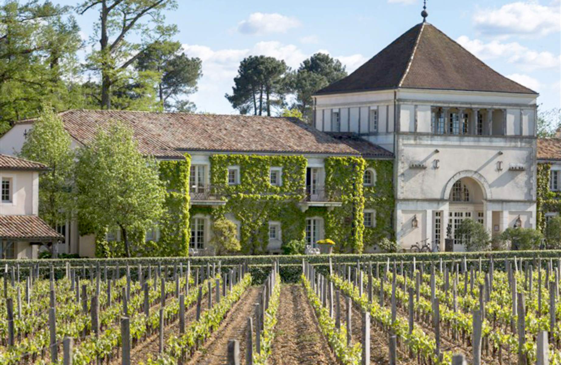Just a stone’s throw from Bordeaux, this serene haven lies hidden among the vineyards of Château Smith Haut Lafitte, a prestigious Grand Cru Classé estate in the heart of Graves. © TucaReines/La Grand'Vigne