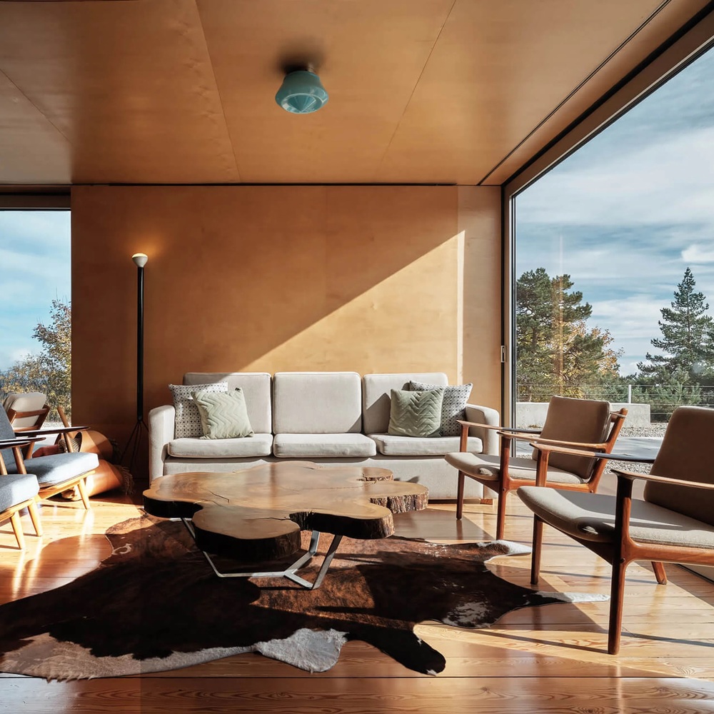 Na Serra da Estrela, o Casa das Penhas Douradas aposta numa arquitetura de influência retrô com personalidade própria. © Casa das Penhas Douradas