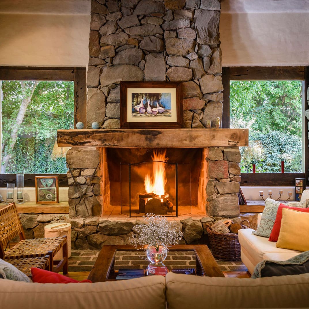 The cozy stone fireplace at Lares de Chacras. © Maia García/Centauro