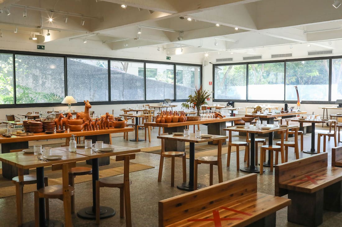 The minimalist interior of the A Baianeira restaurant, located inside MASP. © Madelaine Seagram/A Baianeira - MASP
