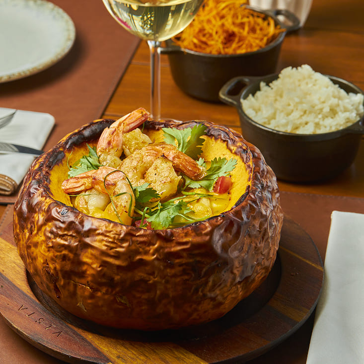 The Vista restaurant offers contemporary Brazilian cuisine and one of the most breathtaking views of the city. © Rodolfo Regini/Vista