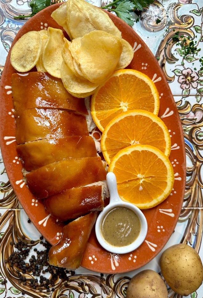 焗烤乳豬  leitão assado, or crispy-skin roast suckling pig with orange, and fried potato rounds in a spicy sauce. Albergue 1601 婆仔屋.jpeg