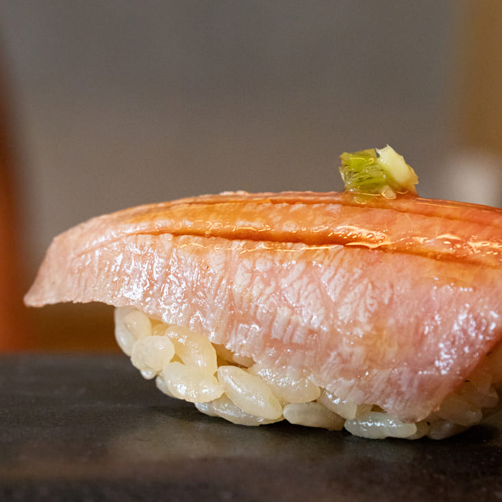 No restaurante YŌSO, o chef brasileiro Habner Gomes apresenta um menu de degustação que combina a meticulosidade do kaiseki com a espontaneidade do estilo omakase. © Matheus Jared/YŌSO