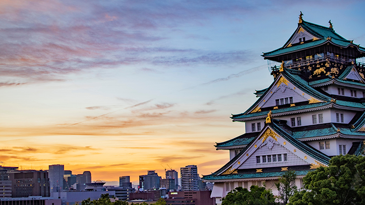 夕焼けに染まる大阪城 © 孝錫 岩本 – stock.adobe.com