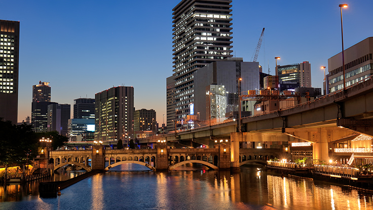 夕暮れに映える中之島と堂島川 © funny face – stock.adobe.com　