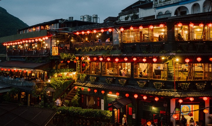 若想靜賞九份山城之美，不妨在茶樓沏茶，眺望煙雨迷濛的山海景致。（©MICHELIN）