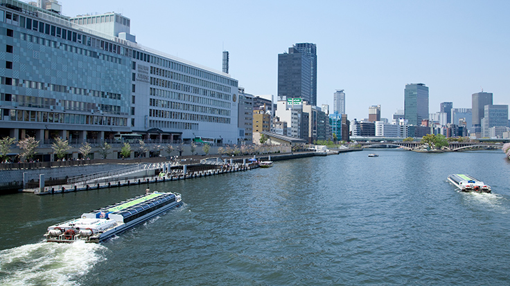 川面を進む「アクアライナー」 © Paylessimages – stock.adobe.com