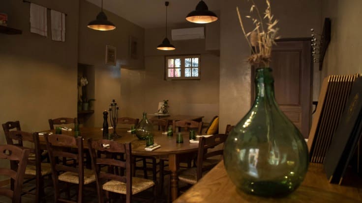 Une salle chaleureuse aux éléments chinés avec soin par le trio © Les Galinas