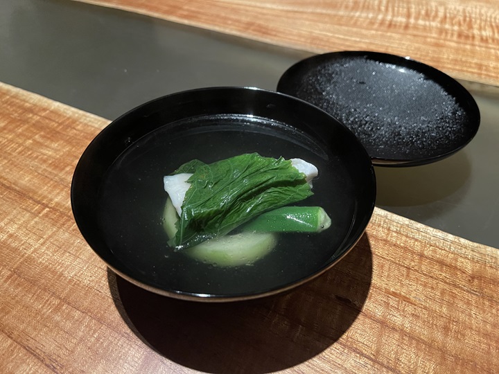 Soft-shelled turtle soup with shiro amadai and loofah. (©MICHELIN)