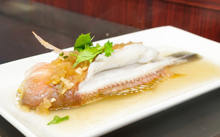 Dongyin Fisherman sources fresh seafood daily from Matsu, Pintung and Hsinchu, bringing the flavors of Taiwan’s fresh line-caught fish along the coasts straight to the table. (©MICHELIN)