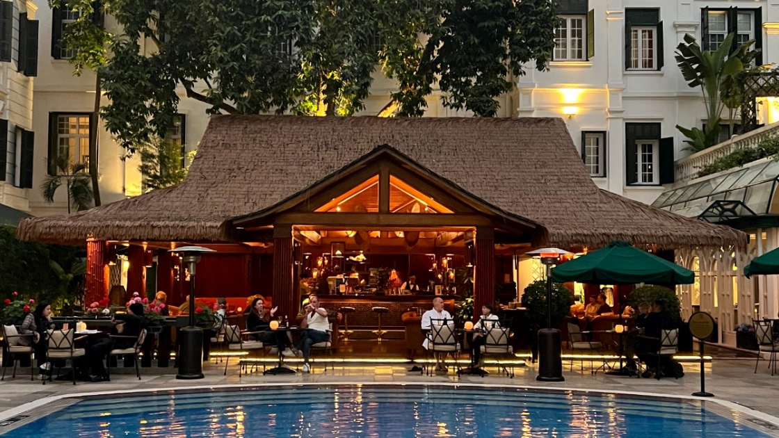 Bamboo Bar e la piscina del Sofitel Legend Metropole