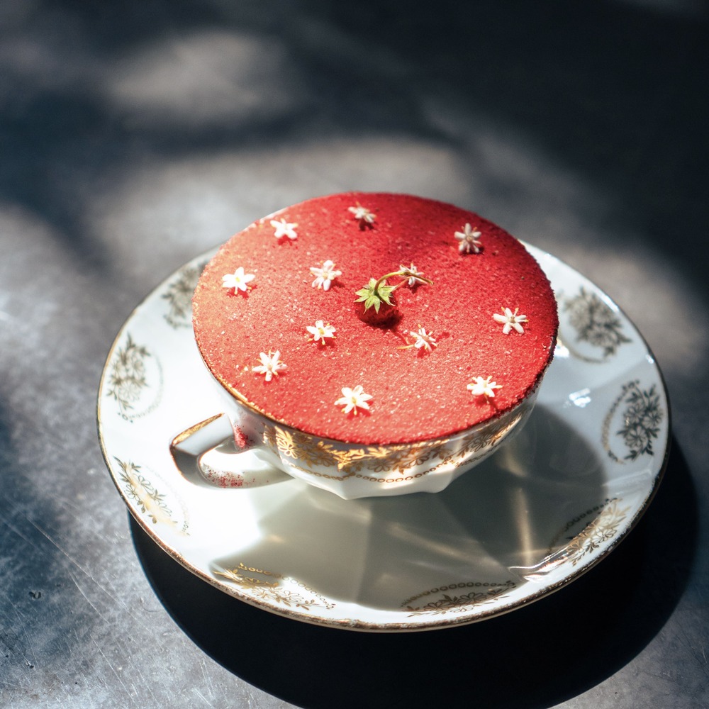Tiramisú de azafrán con infusión de saúco y fresitas de bosque, uno de los pases dulces del menú degustación. © Ayonow Digital/Equilibri