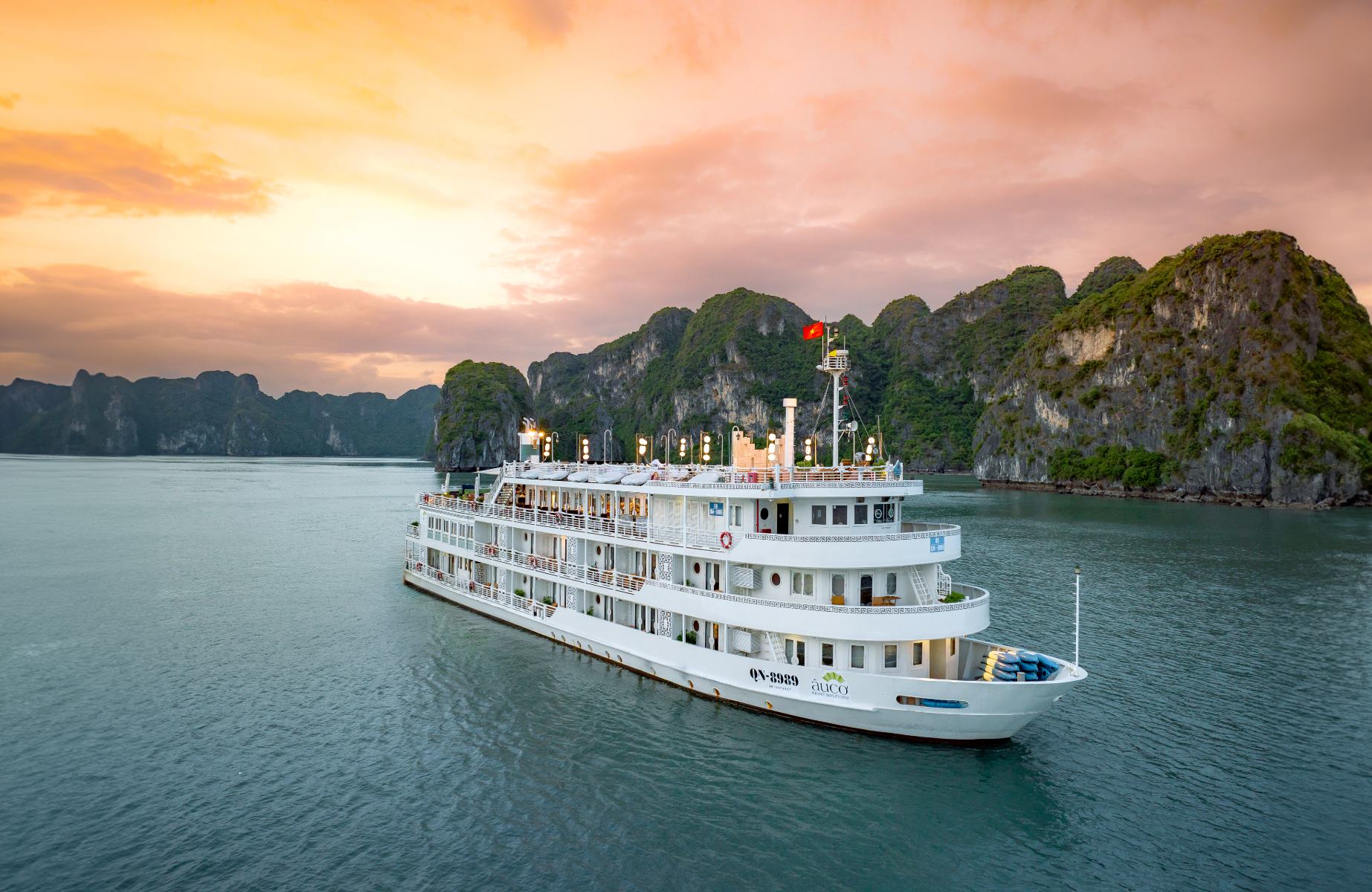 La nave Au Co al tramonto © Bhaya Cruises