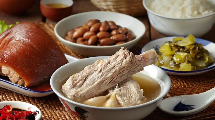 Follow the locals to Song Fa Bak Kut Teh and savor pork rib soup as Teochew settlers did nearly 60 years ago. (Photo: Song Fa Bak Kut Teh)