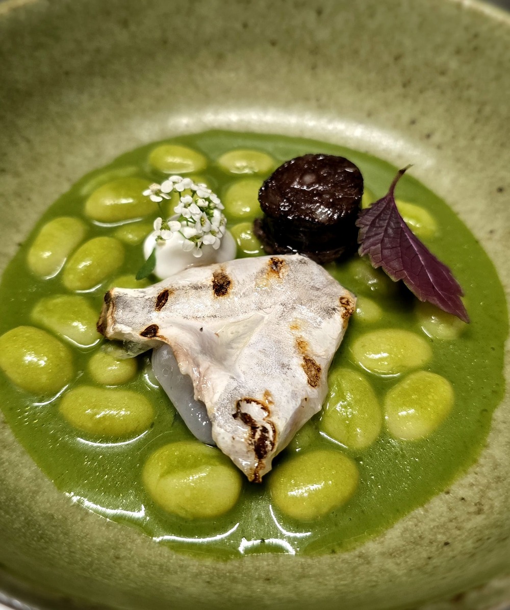 Pochas en salsa verde, kokotxa de merluza a la brasa, pil pil y morcilla de cebolla. © Artean/Artean Barra Abierta
