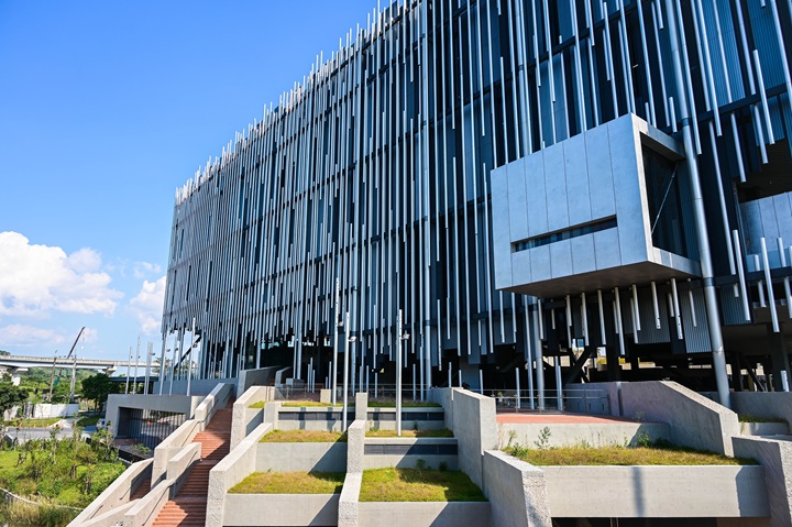 Near Yingge Station, the New Taipei City Art Museum stands out with a striking reed-inspired aluminum tube façade. (©Shutterstock) 