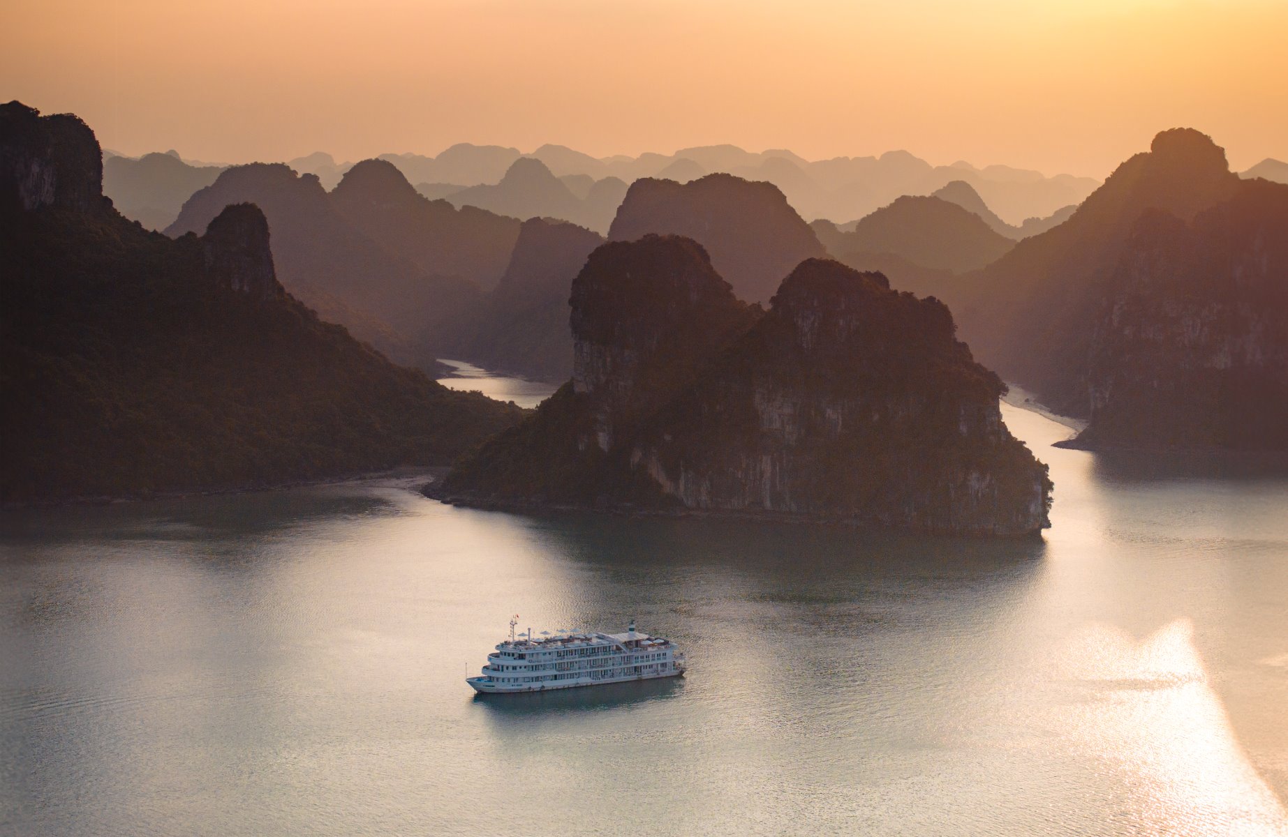 La baia di Halong nel Golfo del Tonchino © Bhaya Cruises
