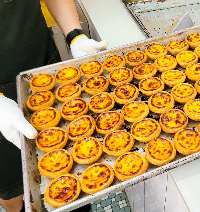Lord Stow's Bakery (Rua do Tassara) 安德魯餅店 (戴紳禮街) Portuguese pastéis de nata 葡塔 葡式蛋撻.jpg