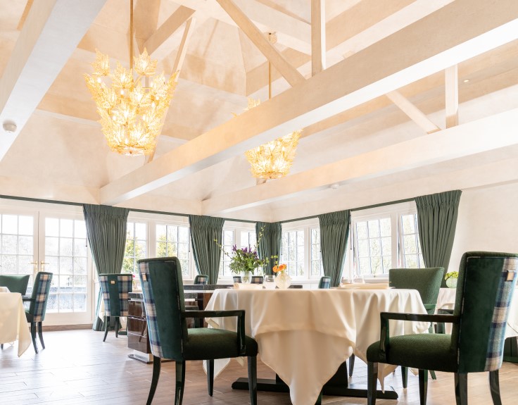 The Glenturret Lalique's dining room, with chandeliers by the signature glasswork brand. © Marc Millar