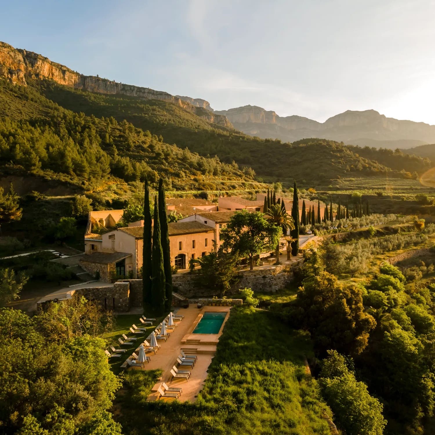 A los pies del Parque Natural de la Sierra del Montsant, se encuentra un antiguo monasterio del s. XII rehabilitado y convertido en el Terra Dominicata, con tres Llaves MICHELIN. © Terra Dominicata - Hotel & Winery