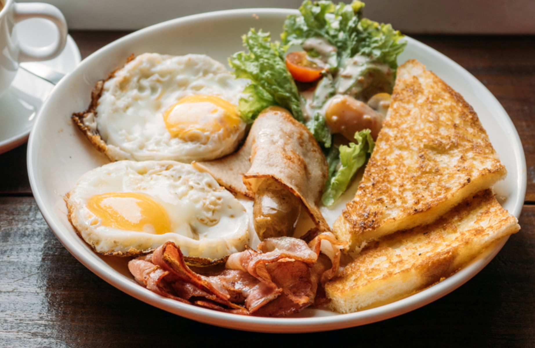 Fuel your Paris mornings with a generous American breakfast twist © simon2579/iStock