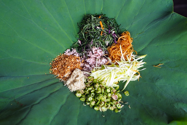 ข้าวยำ อาหารจานเด่นเอกลักษณ์แห่งแดนใต้ ประกอบด้วยวัตถุดิบหลักหลากหลาย 4 อย่าง ที่สามารถดัดแปลงได้อย่างไม่รู้จบ (© Shutterstock)