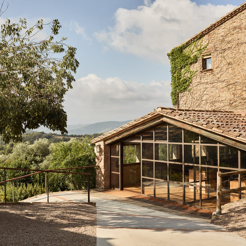 Una masía medieval restaurada da cobijo a las 20 encantadoras habitaciones del hotel La Garriga de Castelladral. © La Garriga de Castelladral